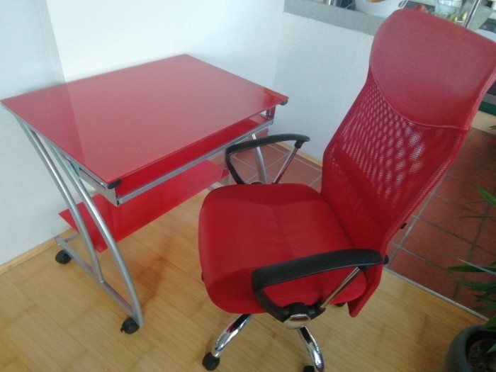 Roter Computertisch und Drehstuhl