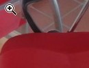 Roter Computertisch und Drehstuhl - Vorschaubild 1