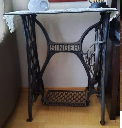 Glastisch mit Singer Nhmaschinengestell